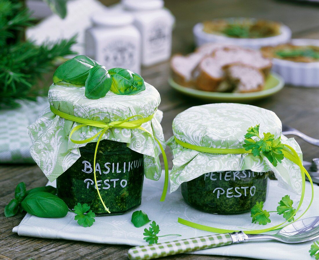 Basil- and parsley pesto in jars