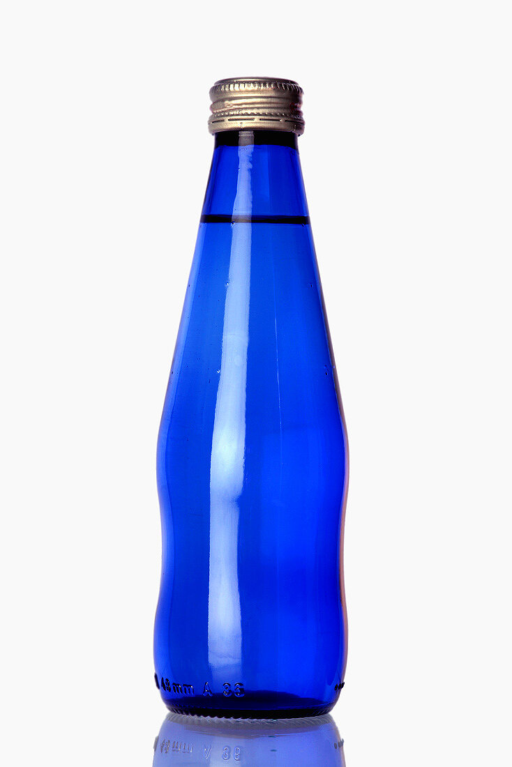 Eine Flasche Mineralwasser