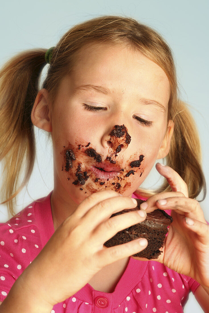 Mädchen isst Schokoladengebäck