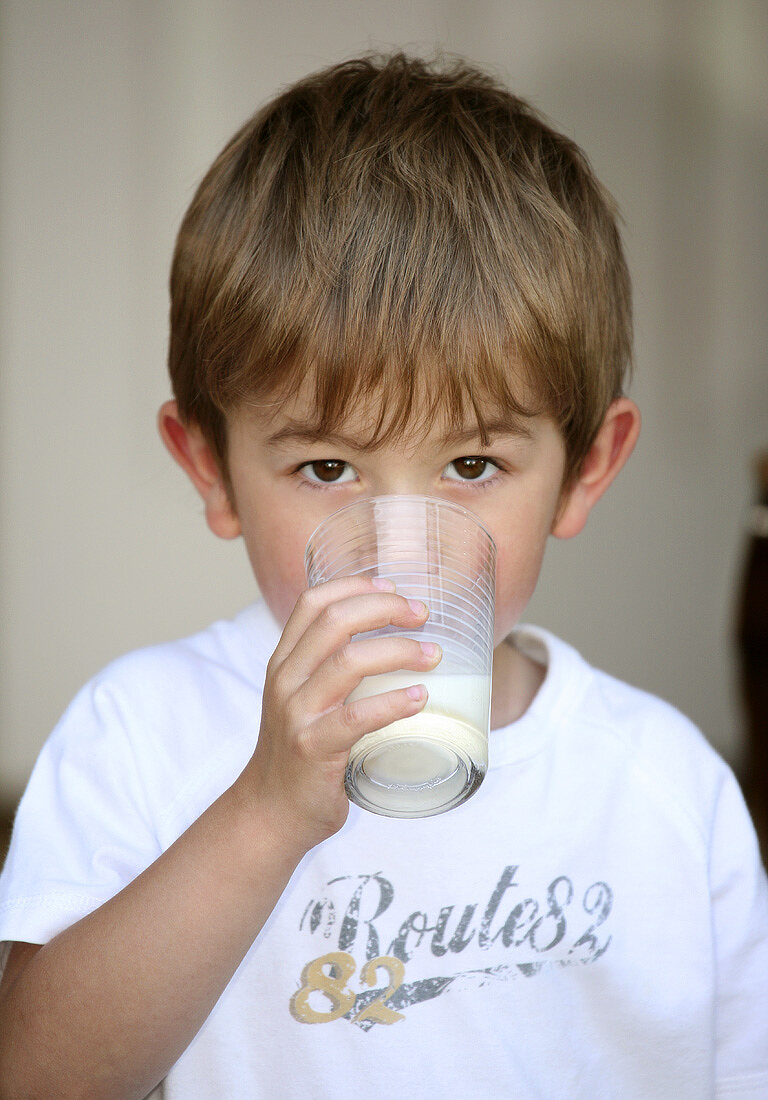 Junge trinkt ein Glas Milch