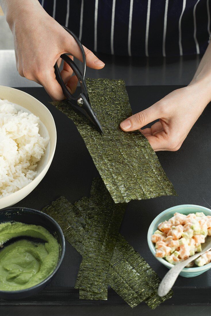 Noriblatt schneiden (für Gunkan-Sushi)