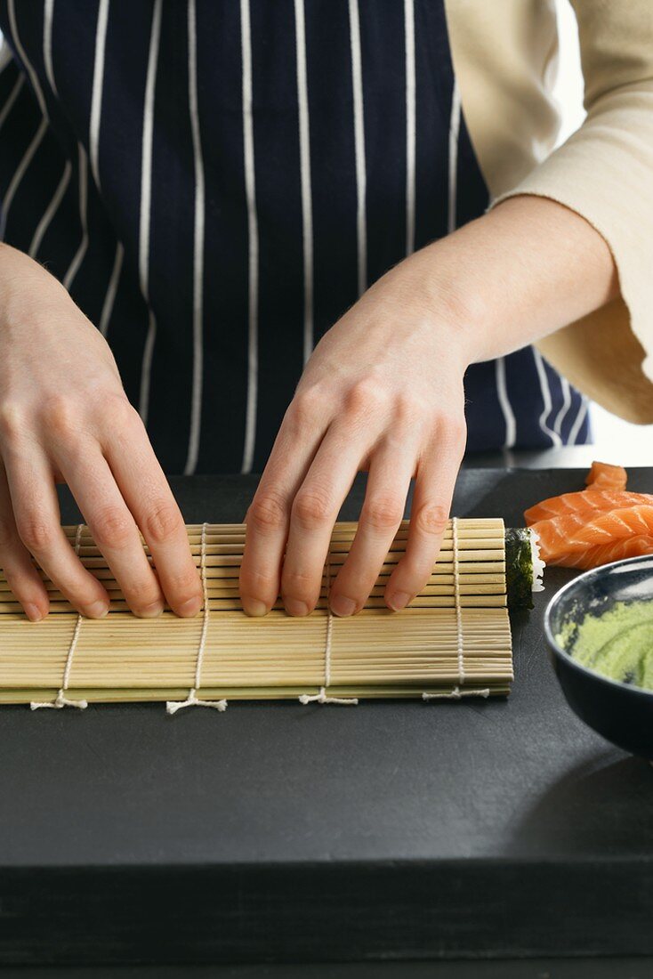 Maki-Sushi aufrollen