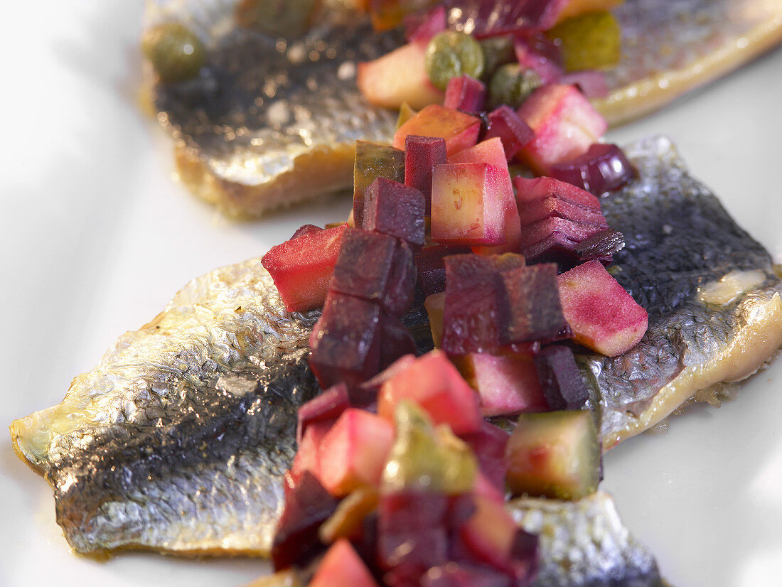 Heringe mit Rote-Bete-Salat (Nahaufnahme)