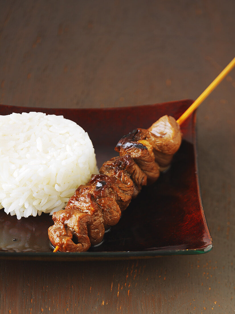 Teriyaki-Spiesschen mit Rindfleisch und Reis (Japan)