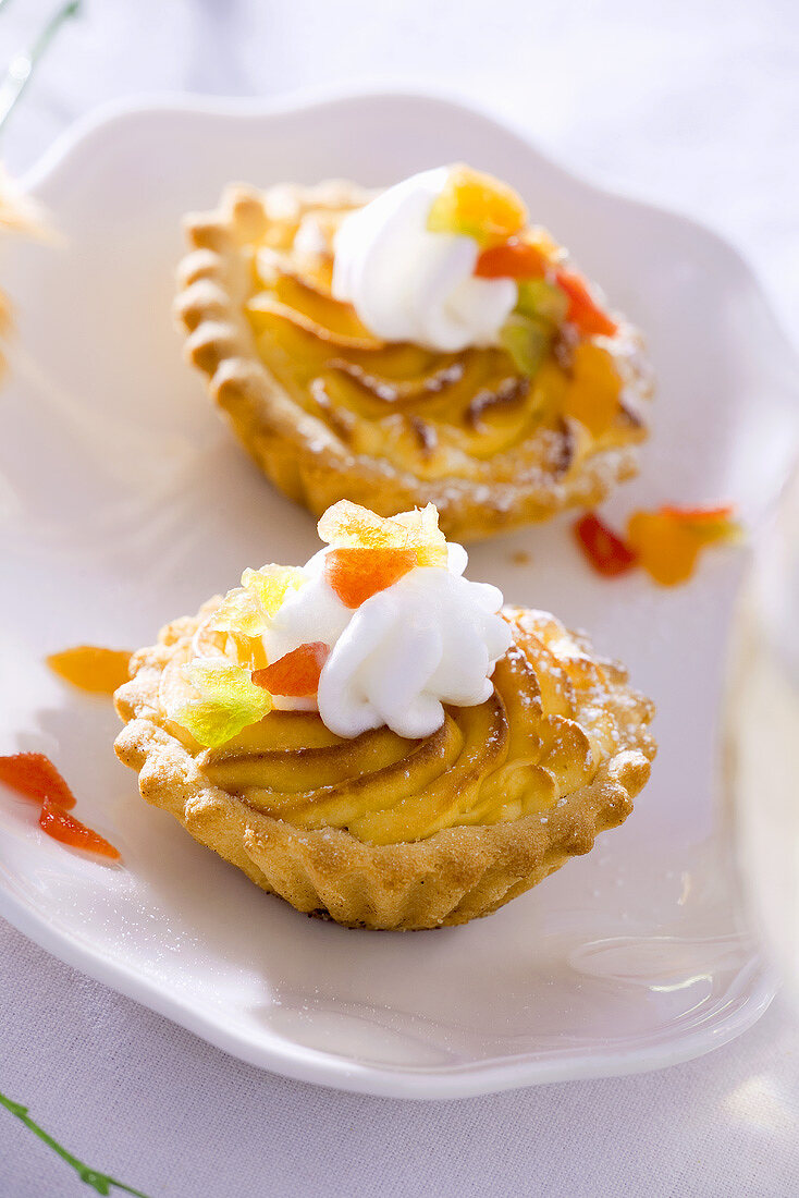 Käsetörtchen mit Sahne und kandierten Früchten