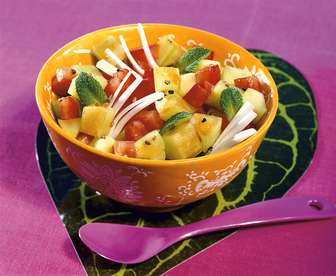 Sommerlicher Tomaten-Gurken-Salat mit Minzblättern