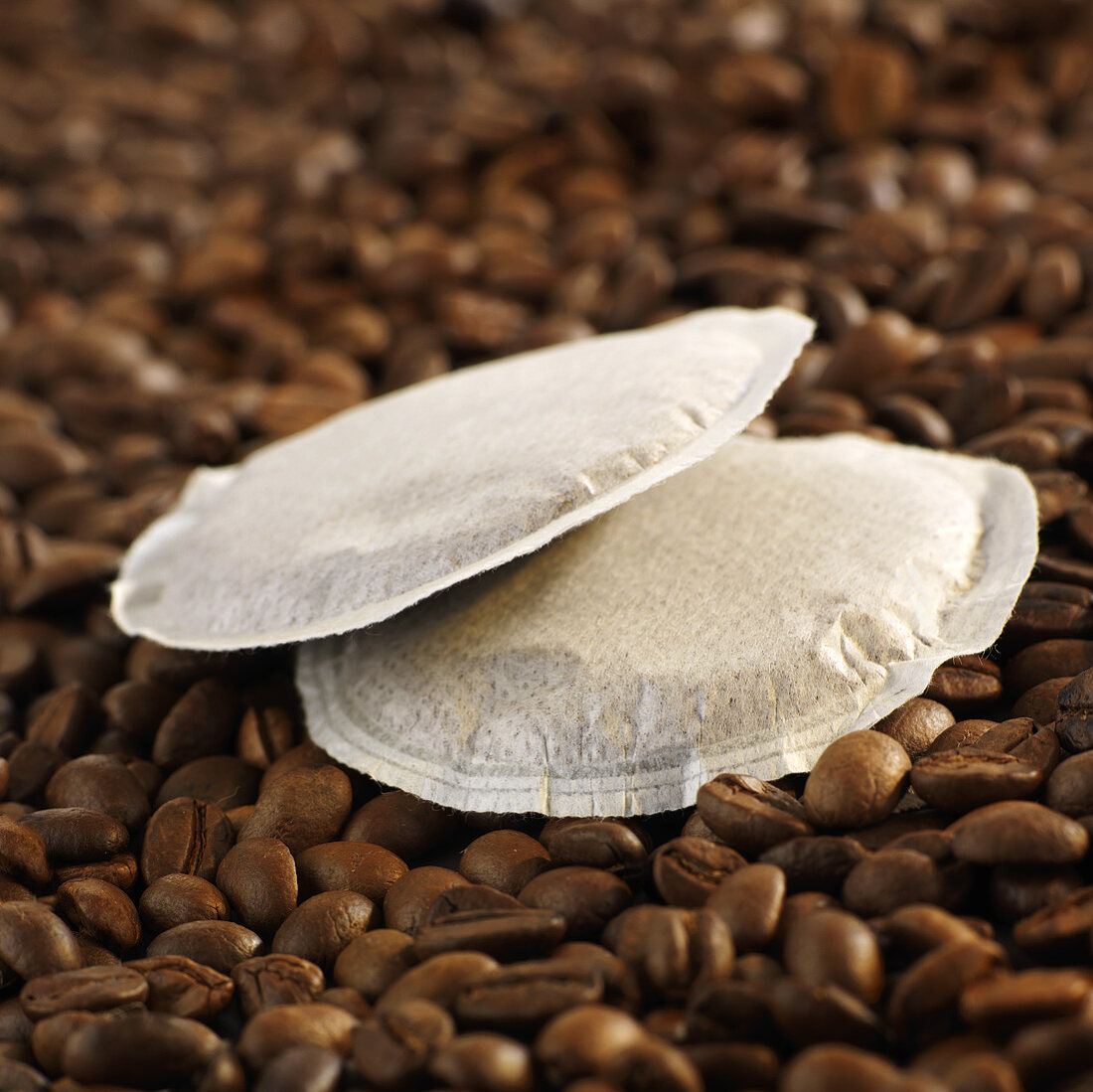 Kaffeepads auf Kaffeebohnen