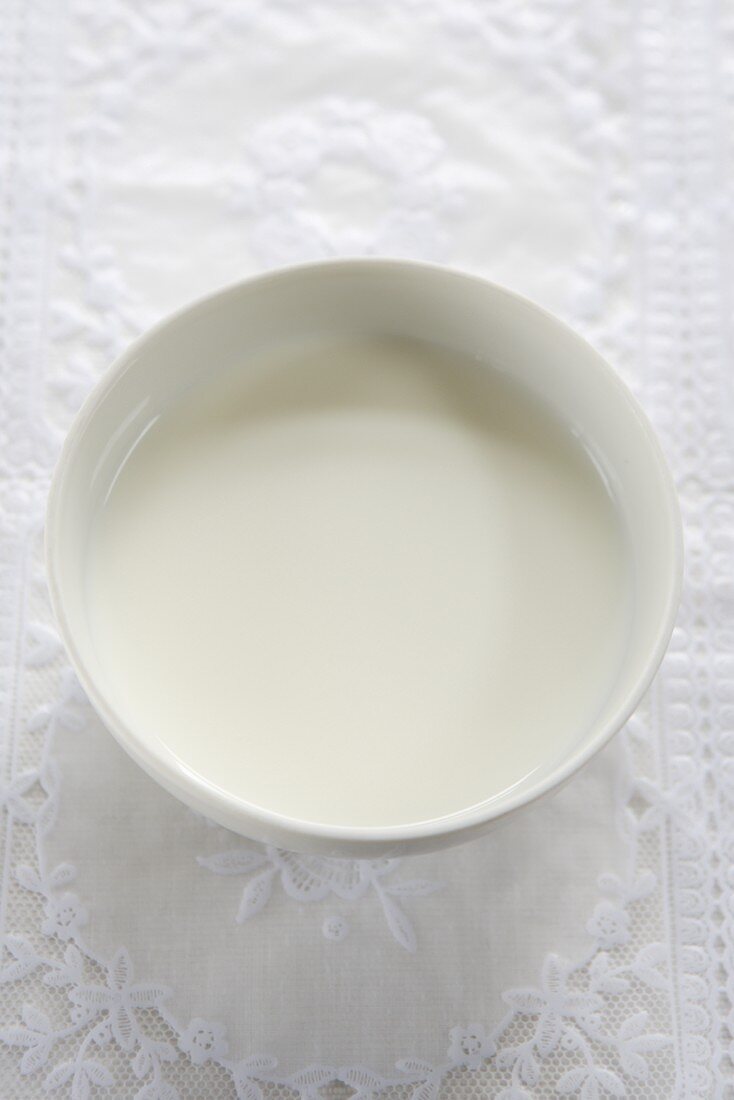 Milch in einer Schale