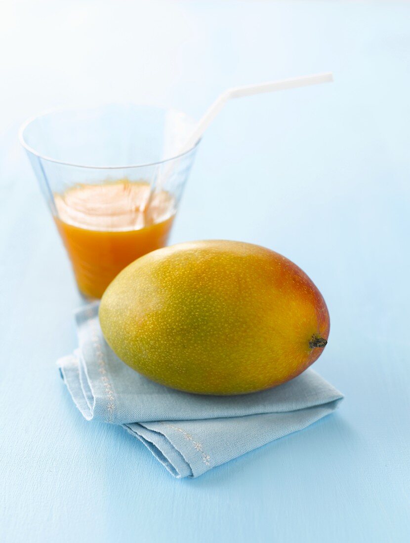 Mango mit Mangosaft und Serviette