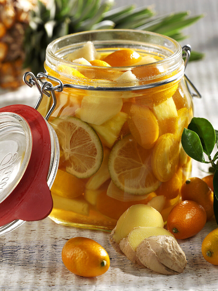 Rumfrüchte (Kumquats und Ananas) mit Ingwer
