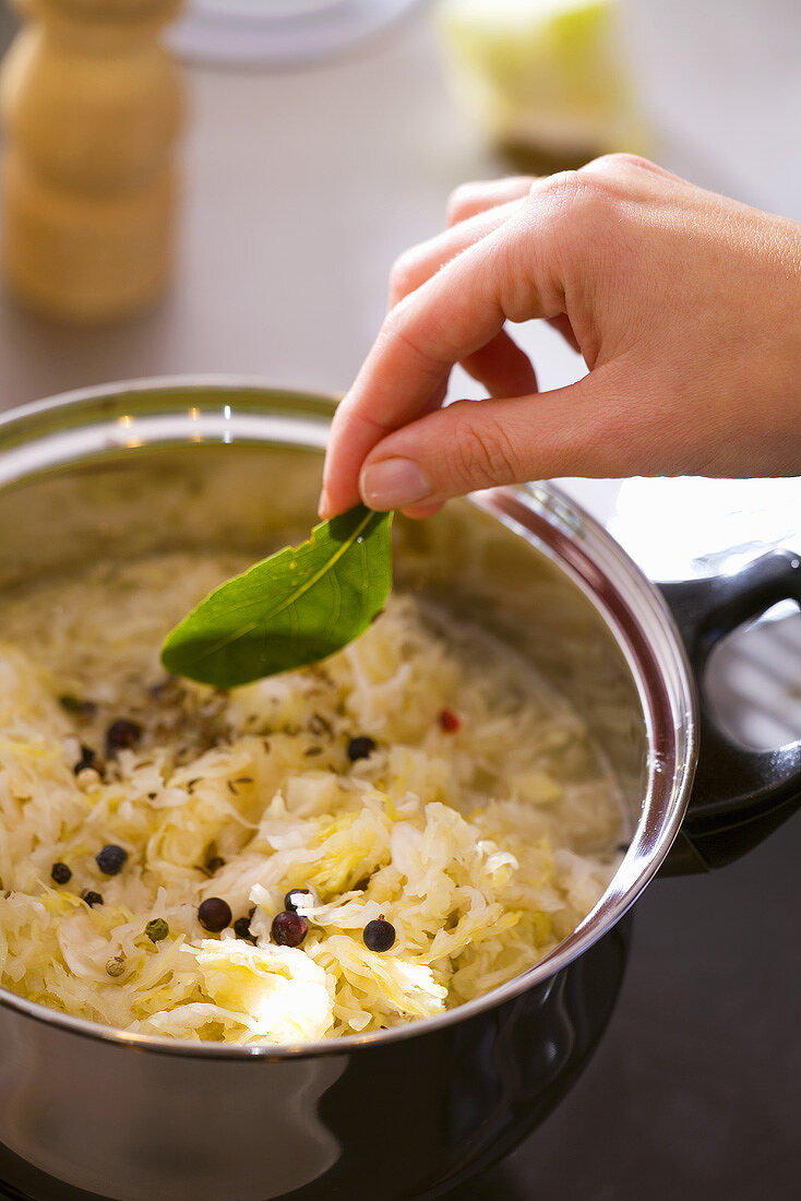 Seasoning sauerkraut with a bay leaf