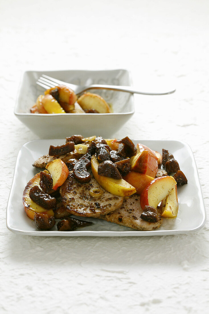 Pork with dried figs and apple wedges