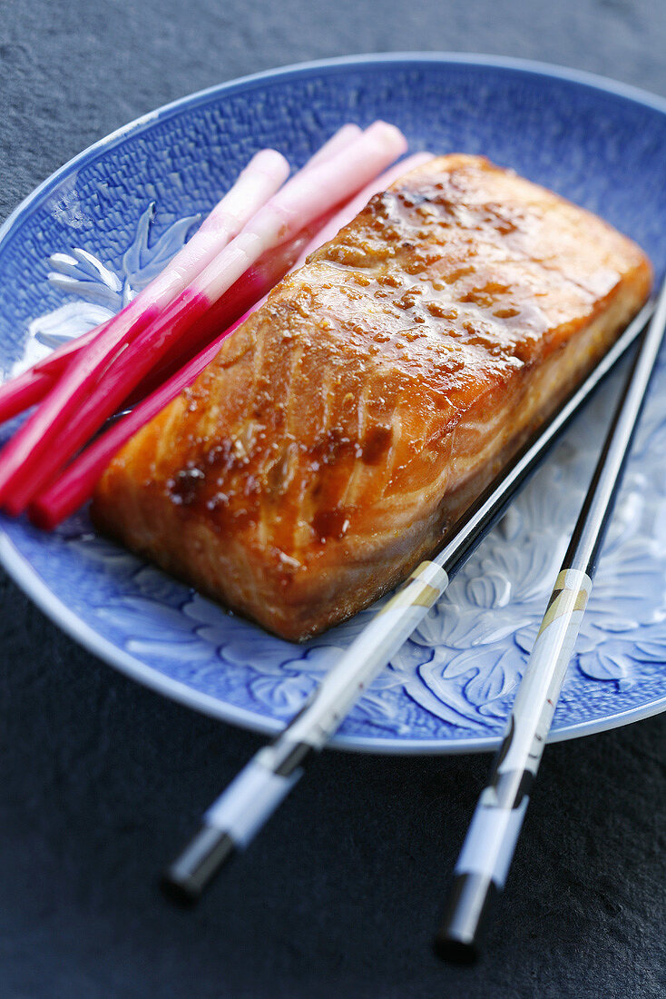 Gebratenes Lachsfilet mit Ingwersprossen (Japan)