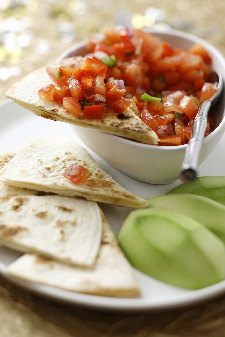 Tomatensalsa und Avocado mit Weizentortilla