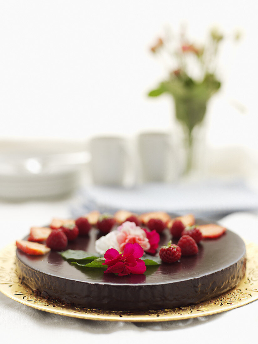 Schokoladenkuchen mit frischen Beeren