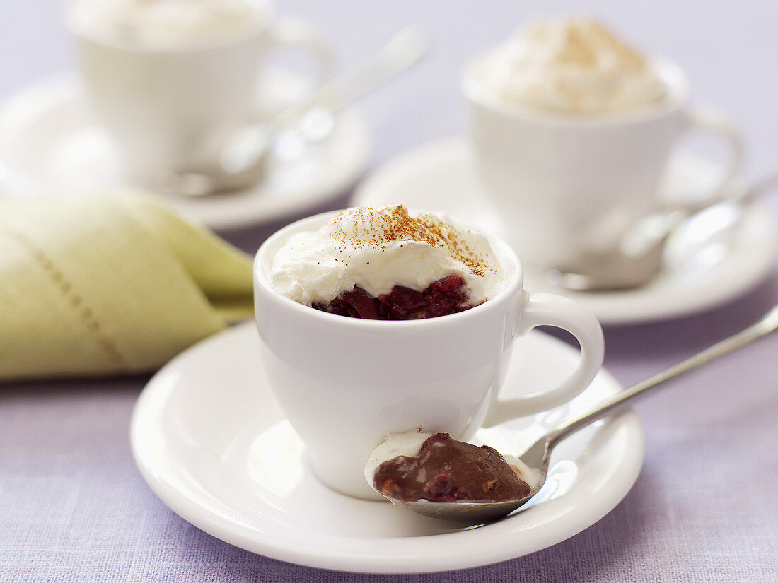 Chocolate Cappuccino (Schokocreme mit Sahnehaube in Tasse)