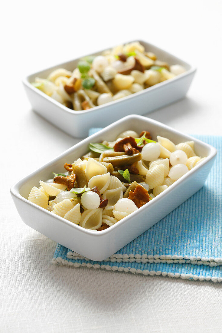 Pasta salad with chanterelles and green beans