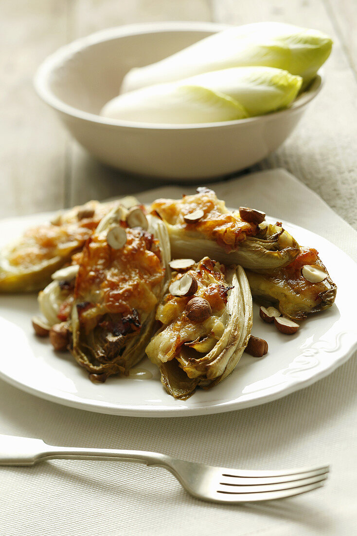 Überbackener Chicorée mit Pancetta und Haselnüssen