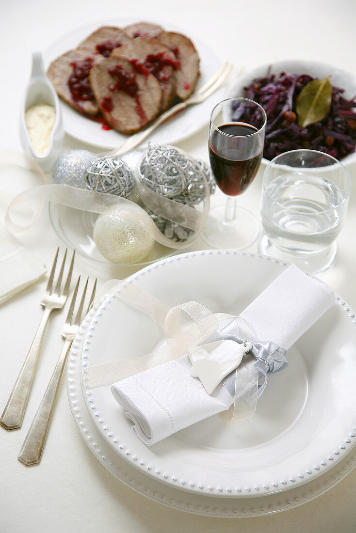 White Christmas place-setting, roast beef and red cabbage