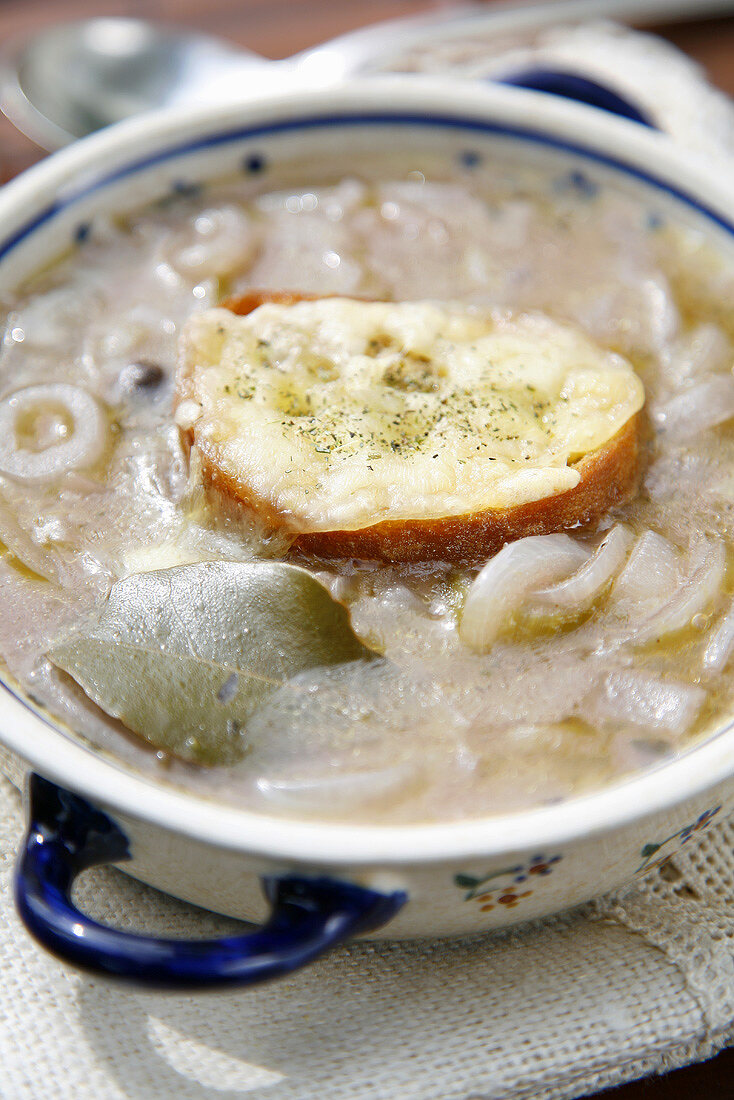 Onion soup with cheese croûte