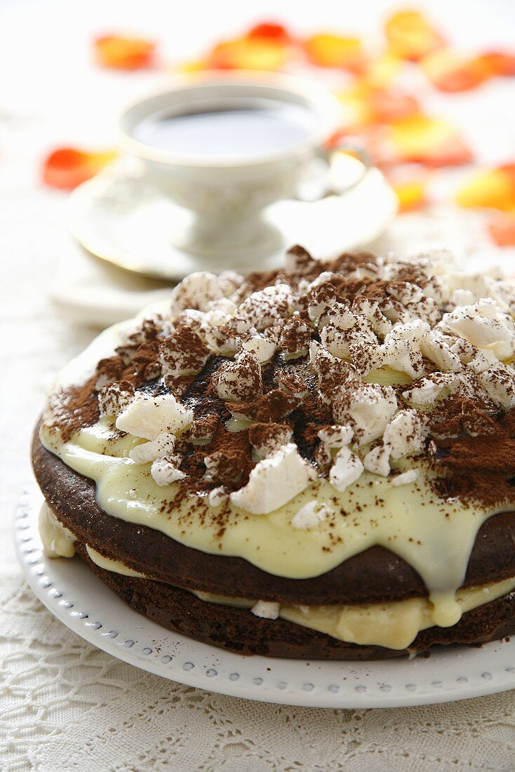 Schokoladenkuchen mit Vanillepudding, Halva und Baiser