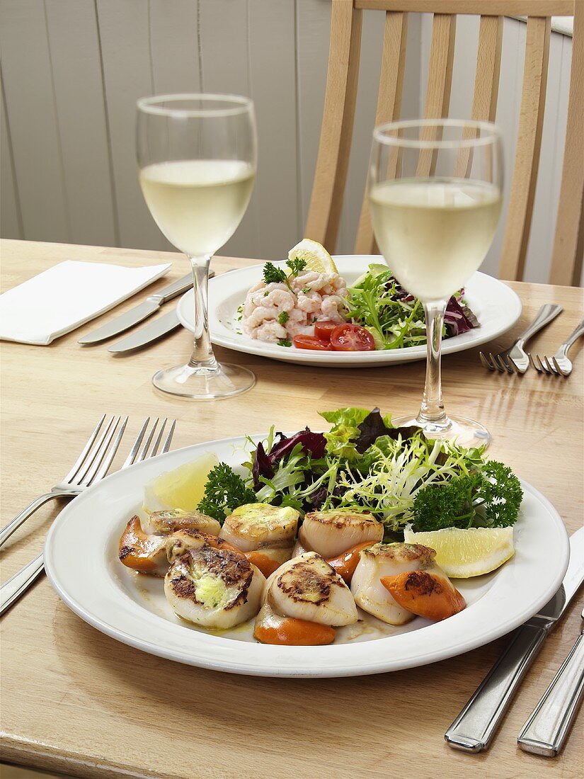 Fried scallops with salad