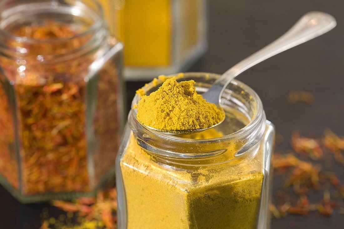 Currypulver und Safran in Gläsern