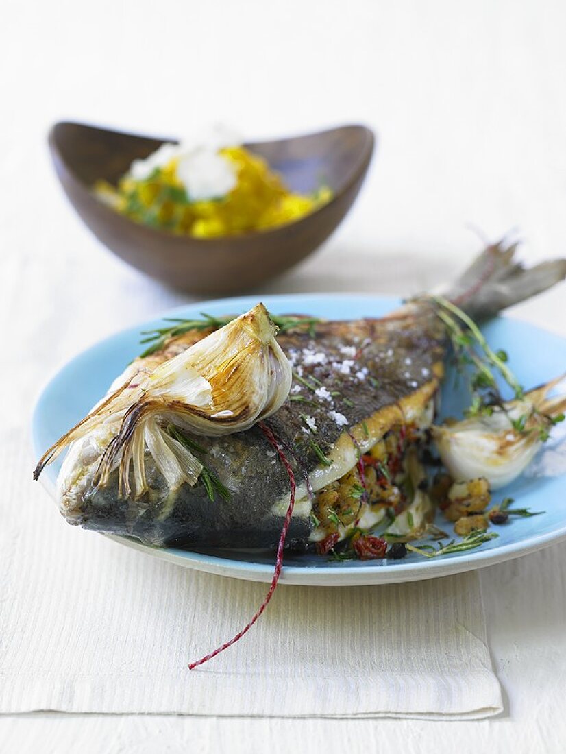 Gebratene und gefüllte Dorade mit Knoblauch