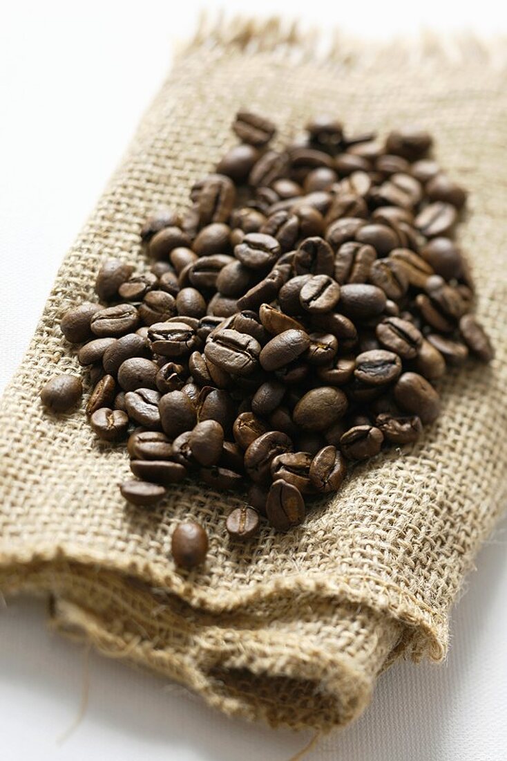 Kaffeebohnen auf Leinentuch