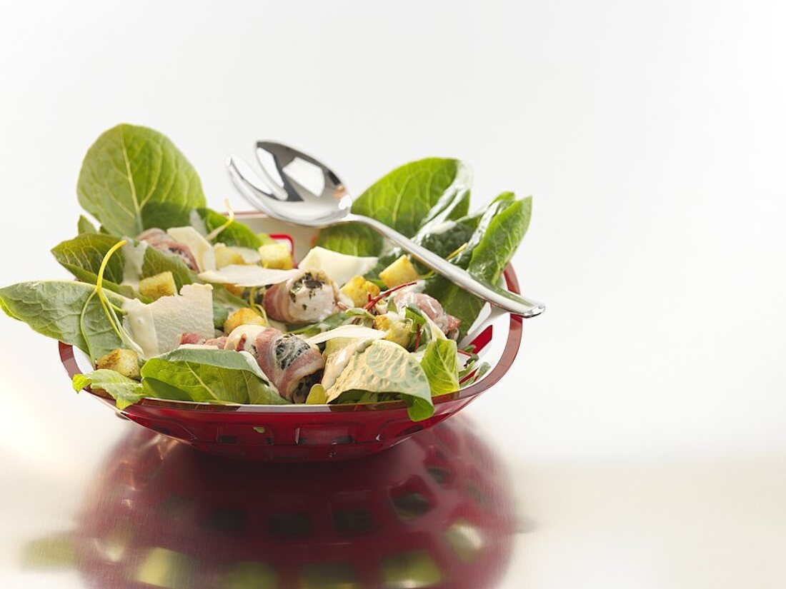 Hähnchenbrust mit Olivenfüllung auf Caesar Salad
