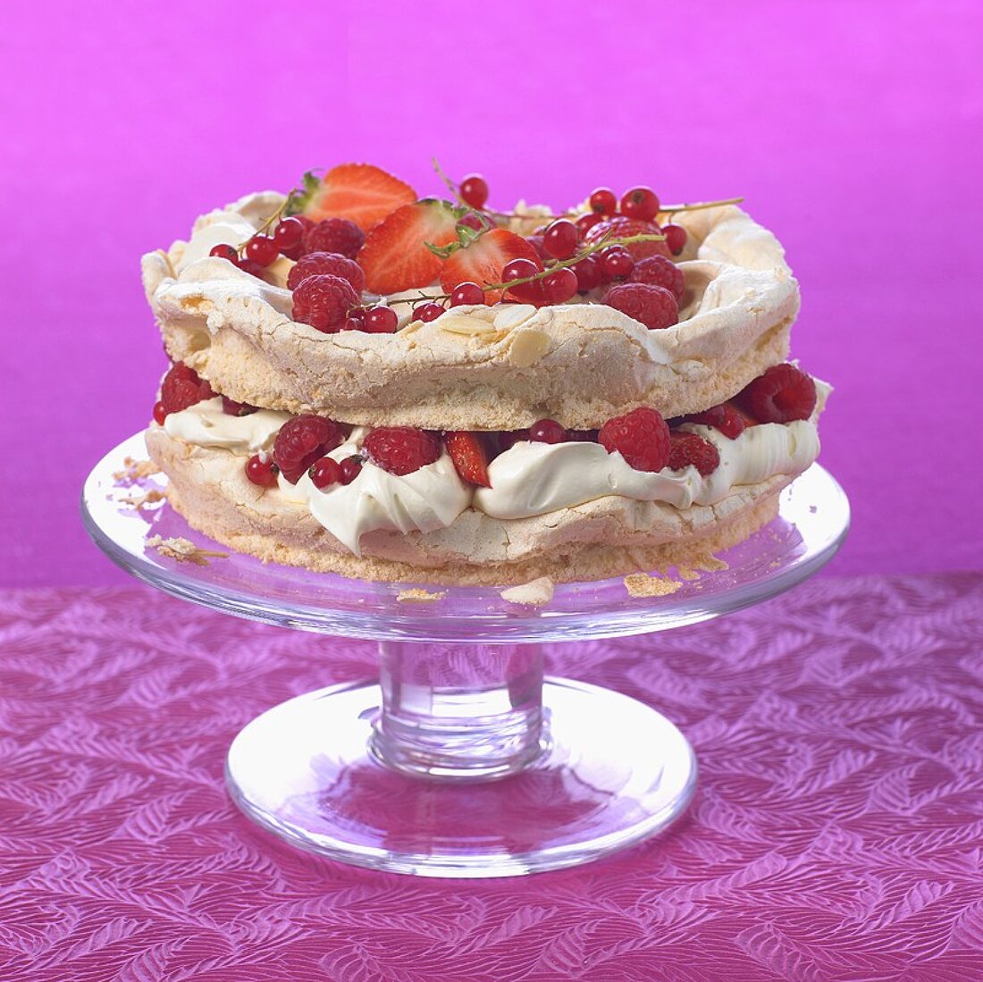 Pavlova mit Mandeln und frischen Beeren