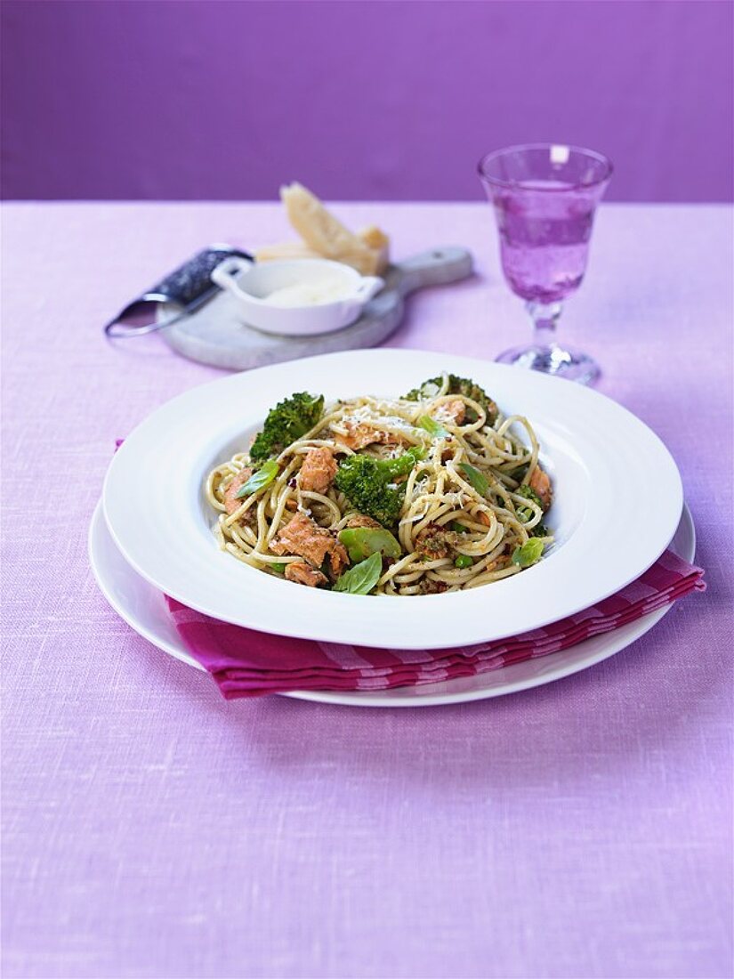 Spaghetti mit Lachs, Brokkoli und Pesto