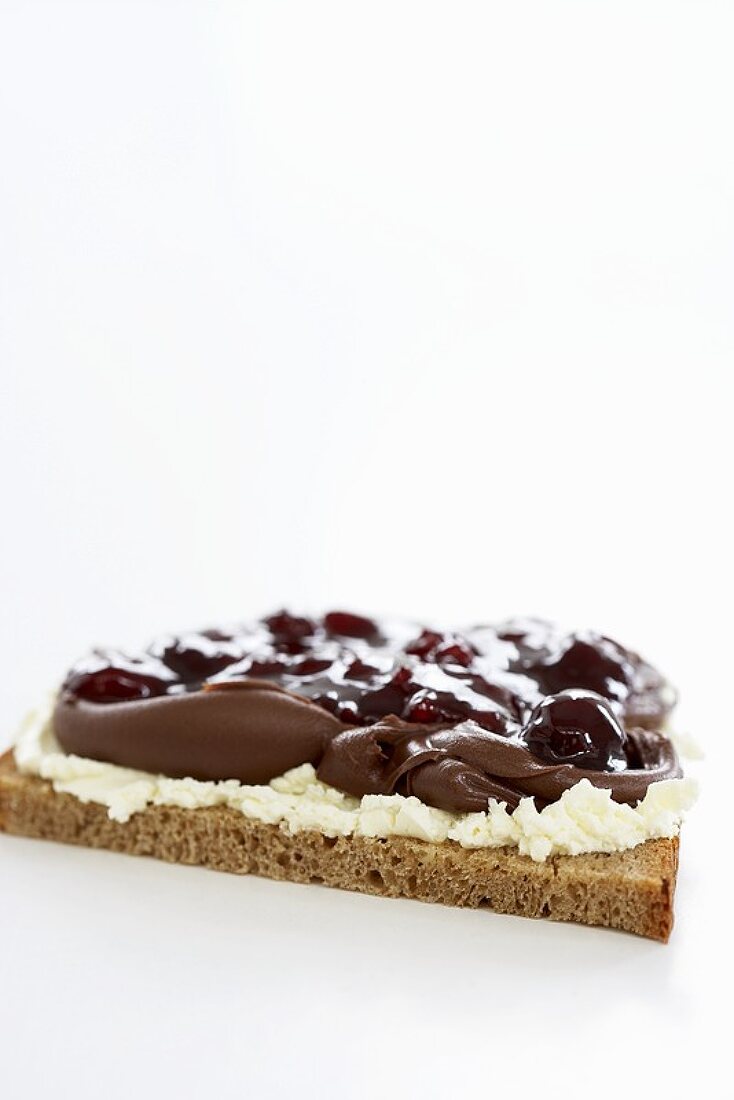 Belegtes Brot mit Quark, Schokoladencreme und Kirschen