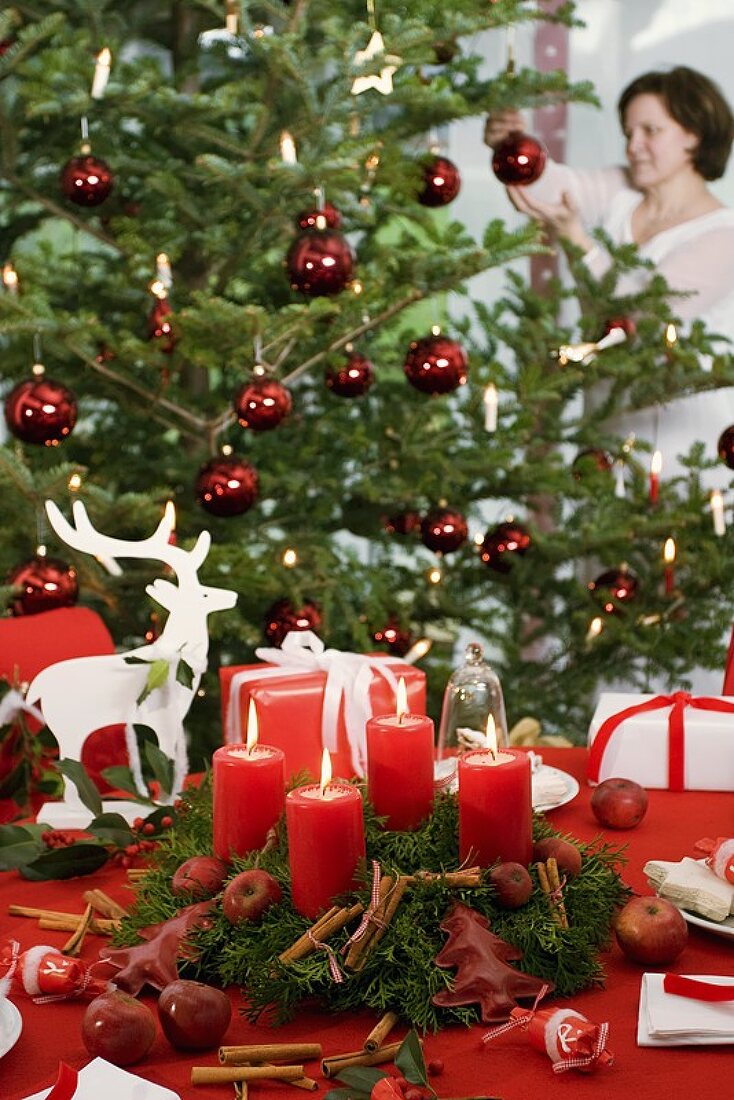 Weihnachtlicher Tisch, im Hintergrund Weihnachtsbaum