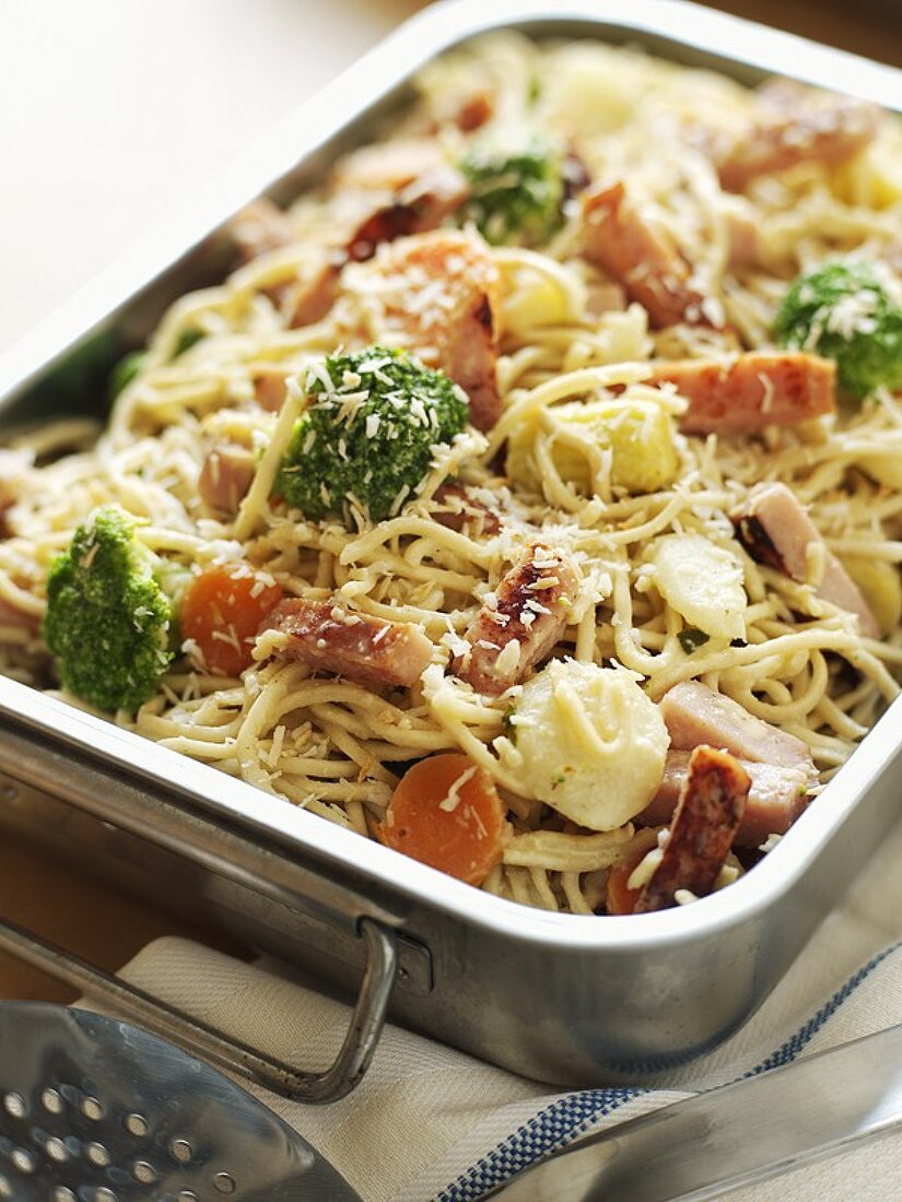 Spagehtti mit Gemüse, Schinken und Parmesan in der Reine