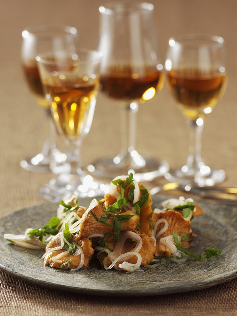 Marinated chanterelles with onions and parsley