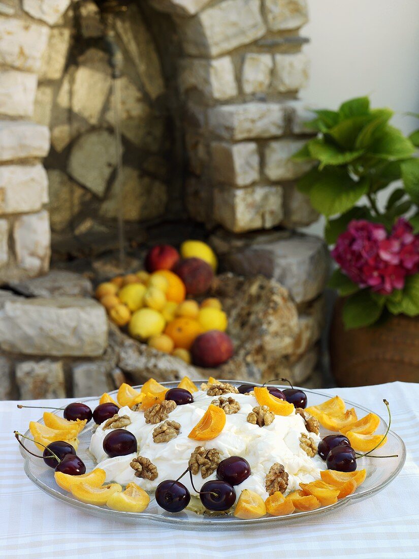 Joghurt mit frischen Früchten und Walnüssen