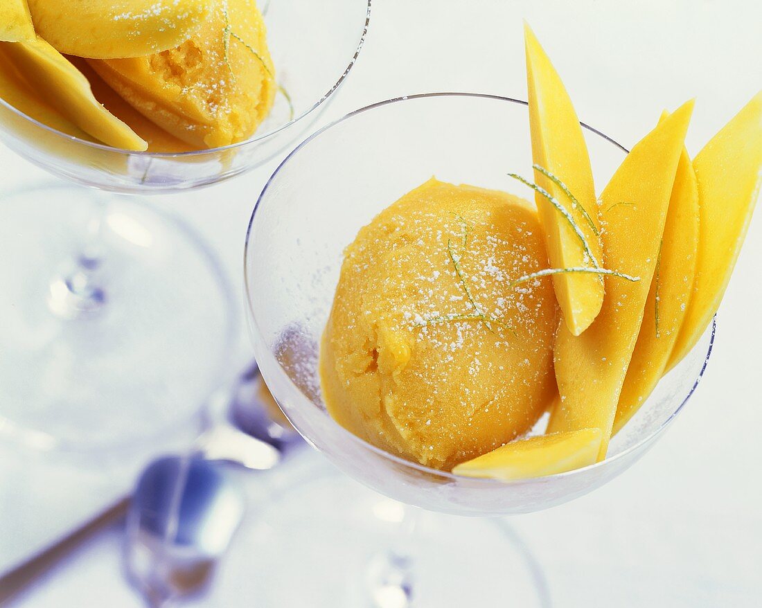 Mangosorbet, garniert mit Mangospalten