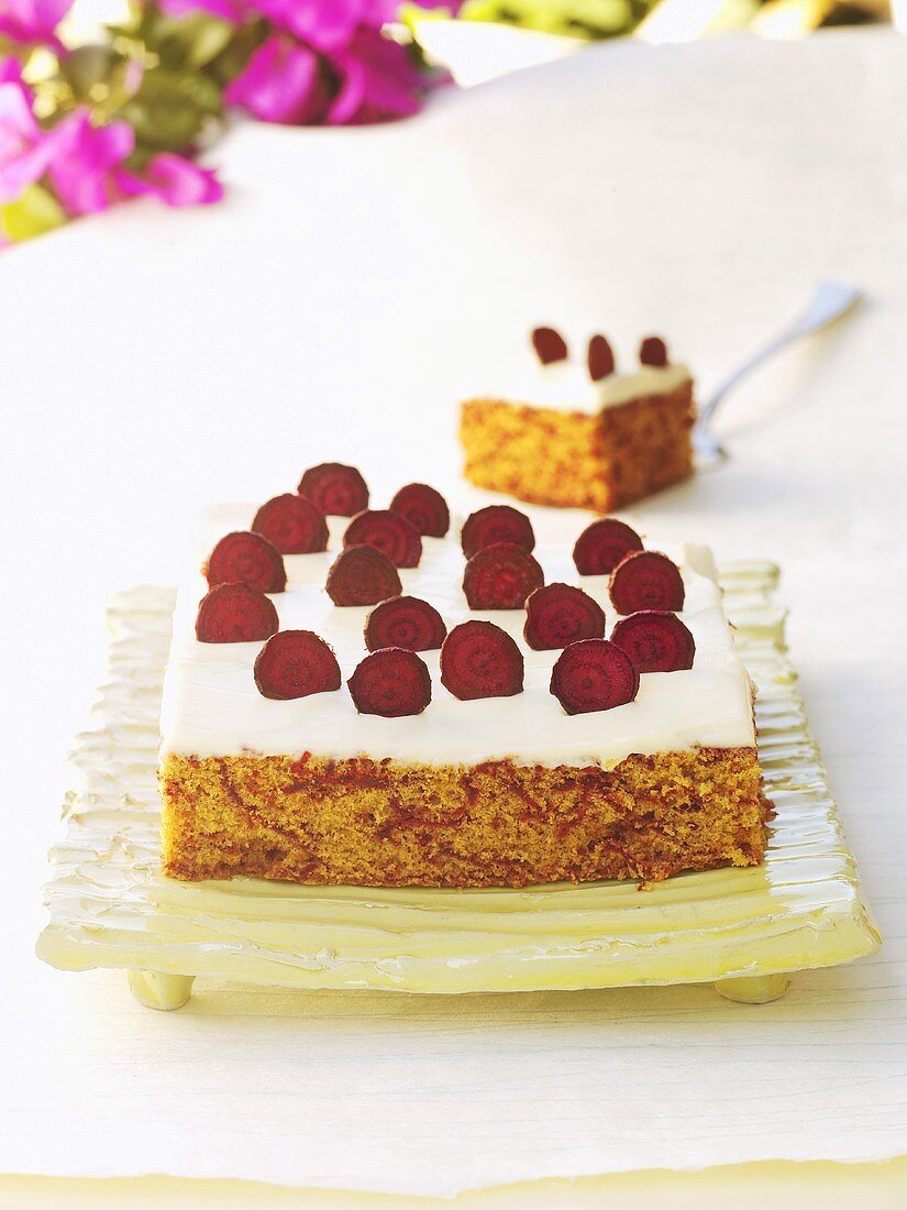 Rote-Bete-Kuchen mit Frischkäse-Vanille-Glasur