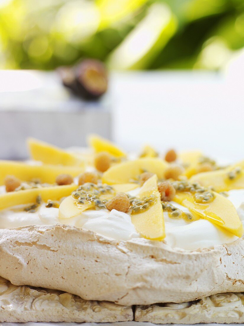 Pavlova mit Mango, Passionsfrucht und Himbeeren