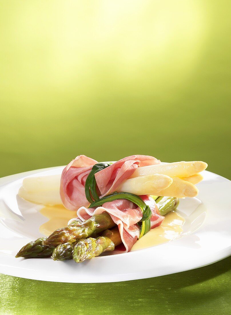 Ham-wrapped asparagus with sauce