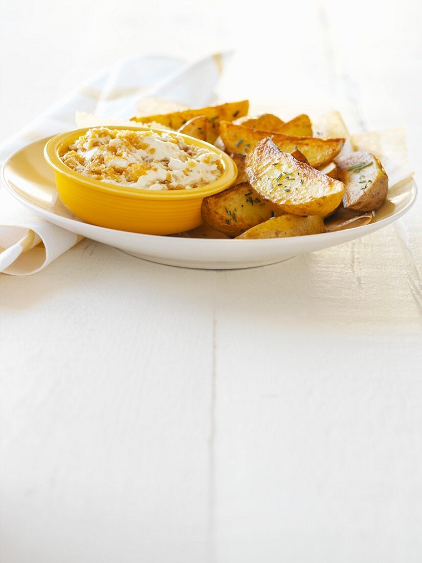 Potato wedges and yoghurt dip with caramelised onions