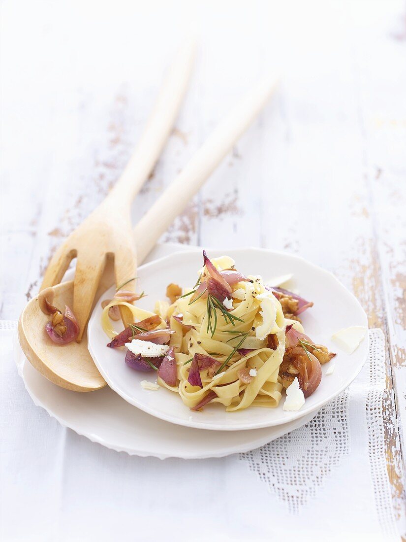 Tagliatelle mit Zwiebelconfit und Ziegenkäse