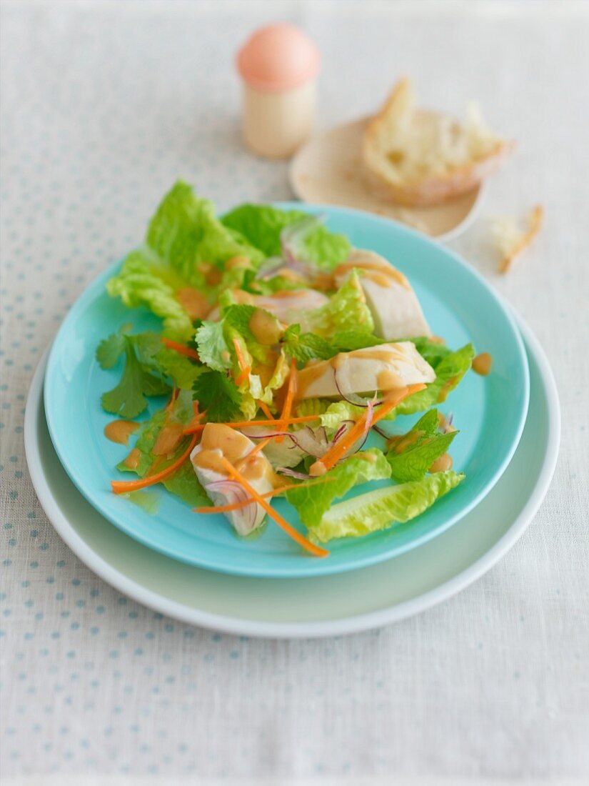 Kopfsalat mit Hähnchenbrust und Erdnusssauce