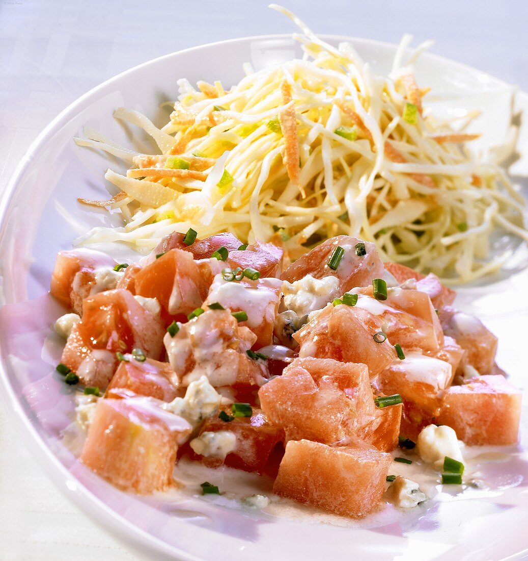 Tomatensalat mit Blauschimmelkäse und Kohlsalat