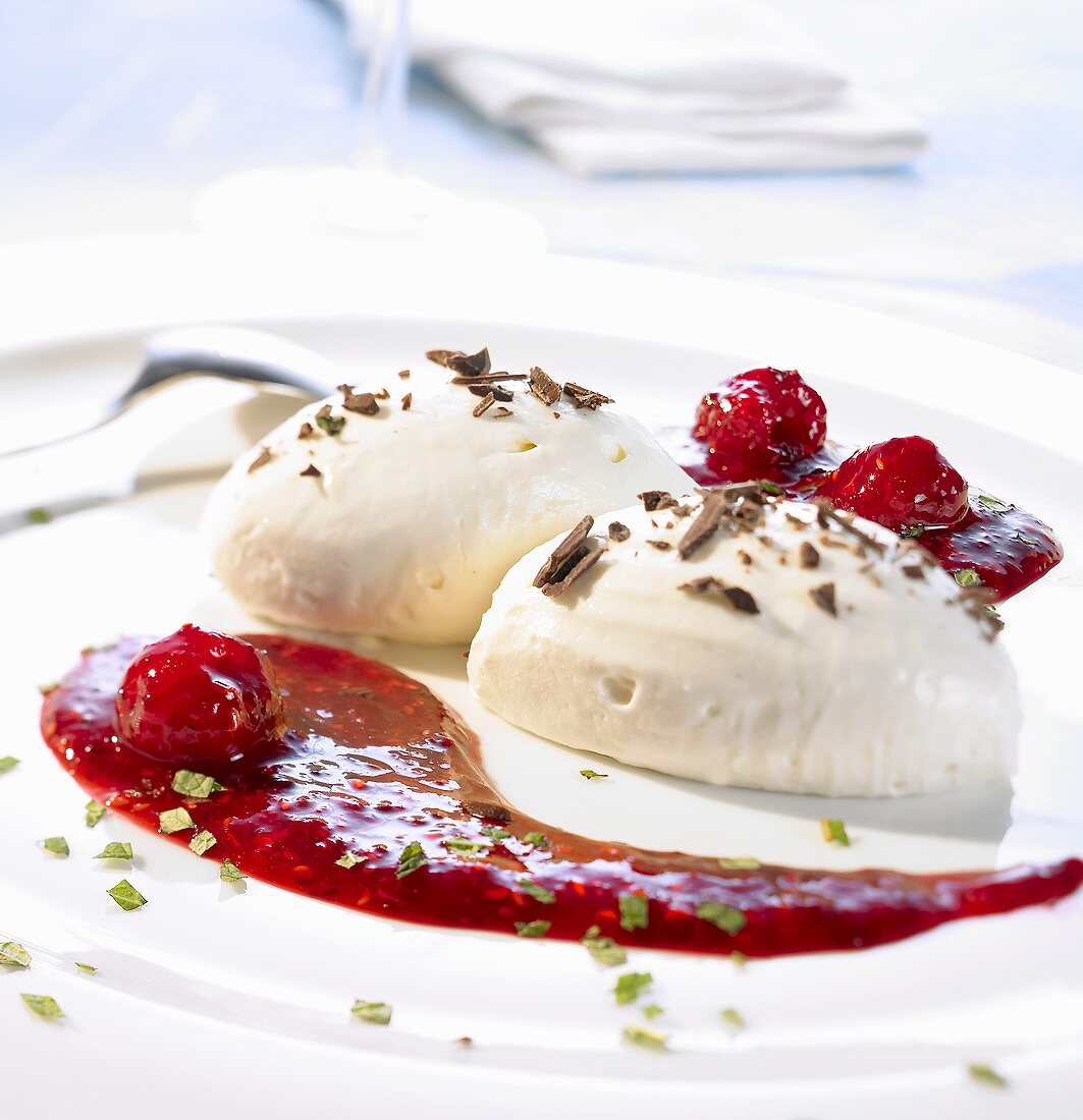 Ricotta mousse with raspberry sauce