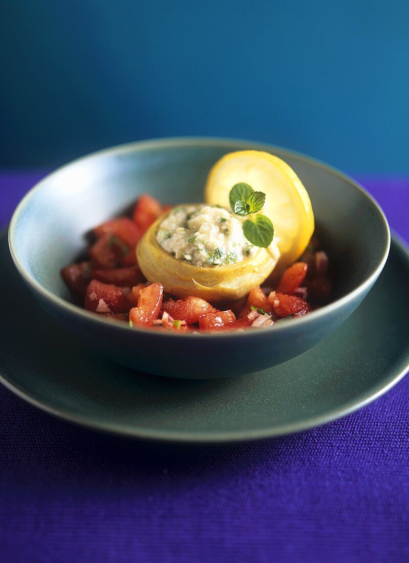 Artischockenböden mit Mandelpaste und scharfem Tomatensalat