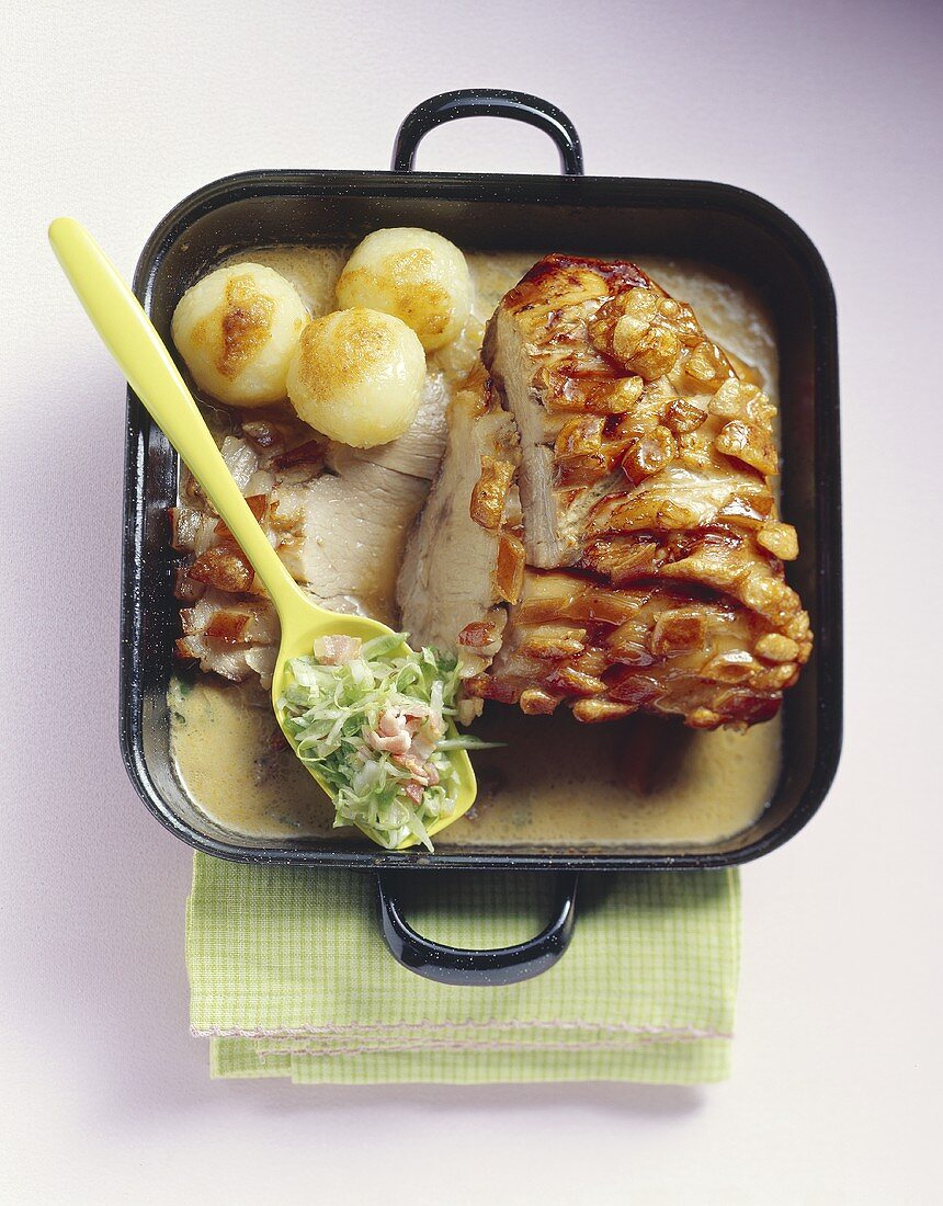 Schweinekrustenbraten mit Knödeln und Salat