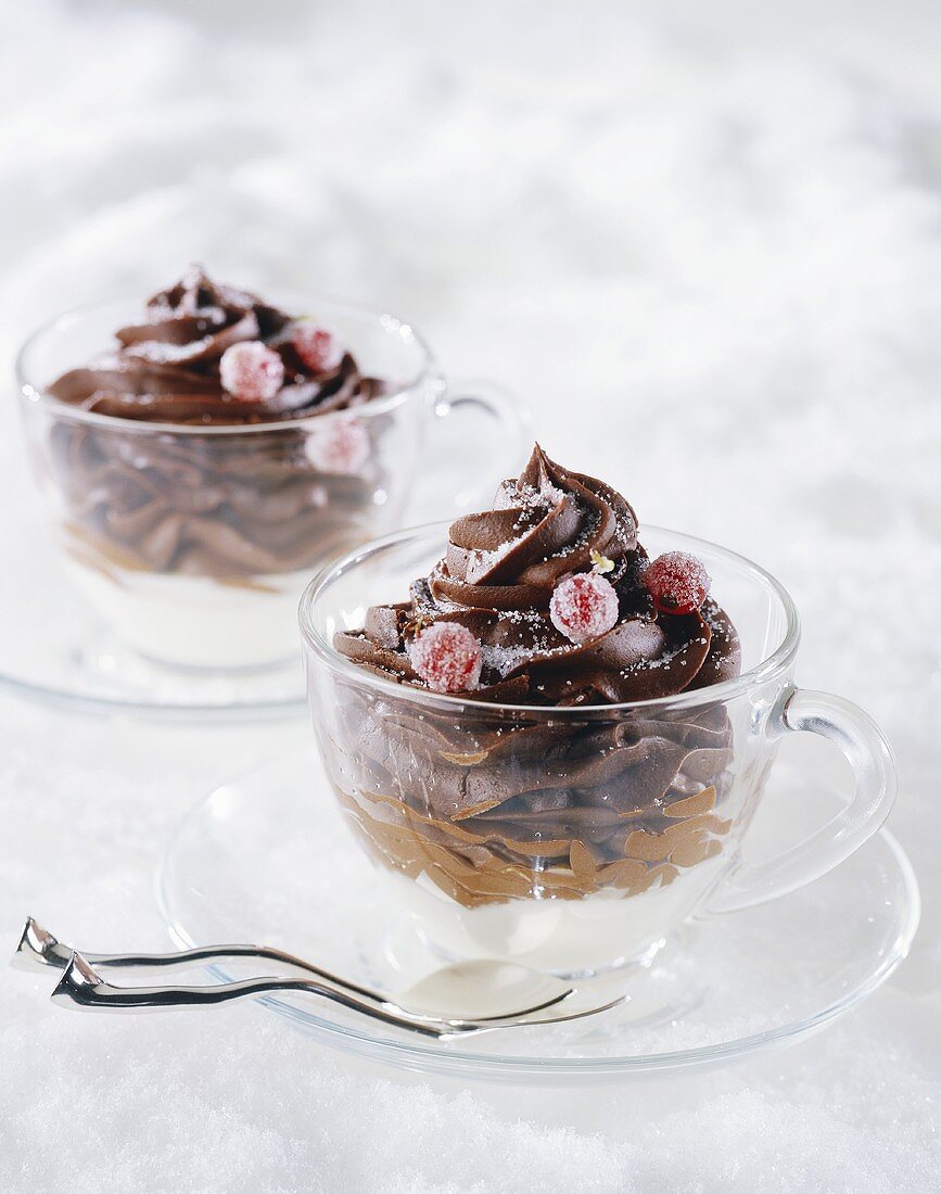 Schokoladenmousse mit roten Johannisbeeren