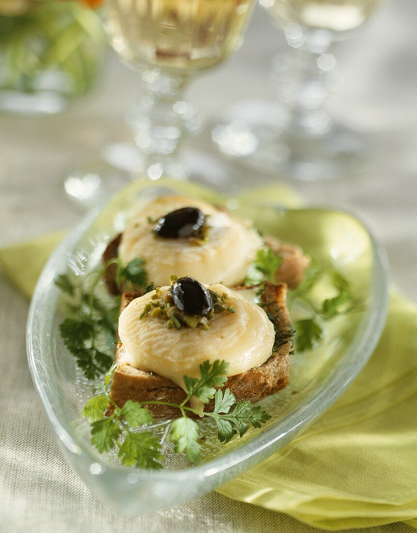 Überbackenes Ziegenkäse-Brot mit schwarzer Olive